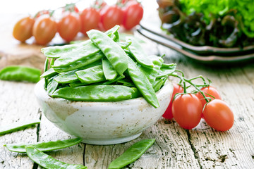 Zuckererbsen (holzhintergrund)