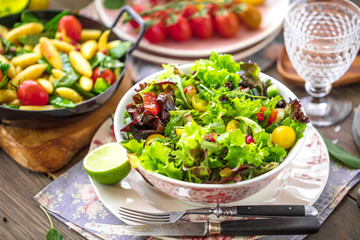 Salat mit verschiedenen zutaten