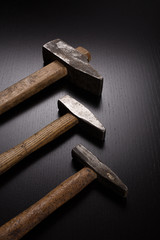 martello chiodi e legno