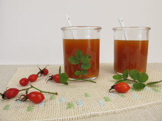 Hagebuttensuppe im Glas