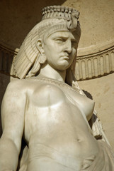 Fototapeta na wymiar Statue de reine égyptienne