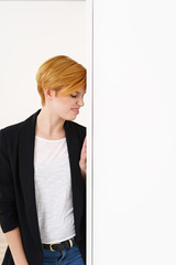 frau hält wütend den kopf gegen die wand