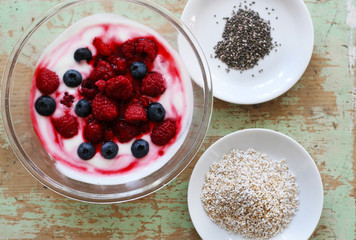 Joghurt mit Himbeeren, Heidelbeeren, Chiasamen,  Amaranth und  - gesundes Frühstück 