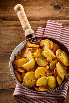 Crispy golden fried potato wedges with bacon