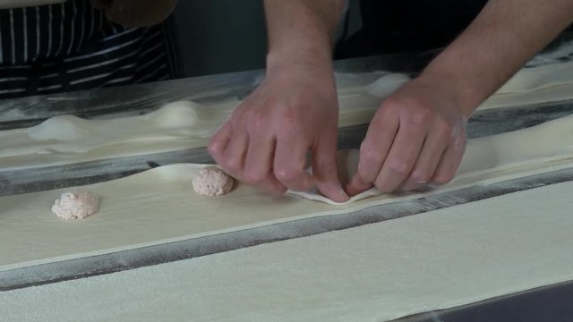 panzerotti fatti a mano in laboratorio
