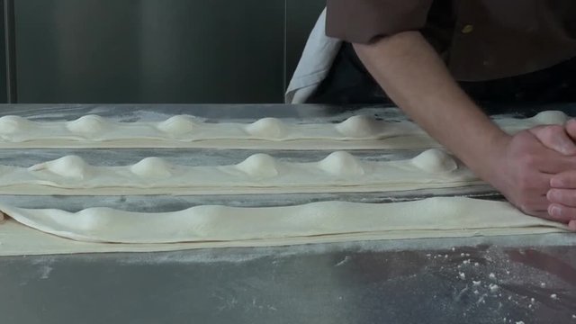 panzerotti fatti a mano in laboratorio