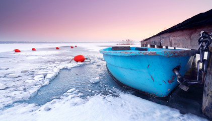 Urlaub im Winter - Boot am See