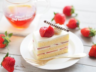 おしゃれなイチゴケーキでティータイム