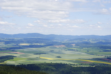 Fototapeta premium Krajobraz gór stołowych, w tle plantacja rzepaku