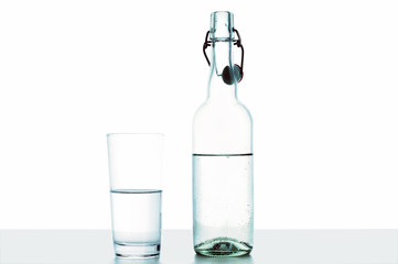 Wasserflasche und Glas. 