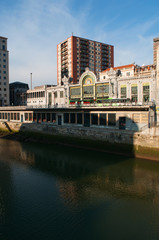 Naklejka premium Paesi Baschi, Spagna, 26/01/2017: lo skyline di Bilbao con il fiume Nervion e la stazione di Bilbao Concordia, nota anche come stazione di Bilbao Santander e costruita in stile modernista liberty