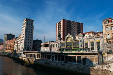 Fototapeta na wymiar Paesi Baschi, Spagna, 26/01/2017: lo skyline di Bilbao con il fiume Nervion e la stazione di Bilbao Concordia, nota anche come stazione di Bilbao Santander e costruita in stile modernista liberty
