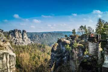 Aussichtsplattform der Basteibrücke im Elbsandsteingebirge in der sächsischen Schweiz in...