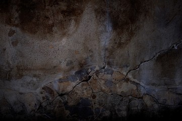 Obraz na płótnie Canvas Dunkle kaputte Mauer mit Riss als Hintergrund