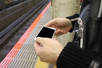 Obraz premium スマートフォンを持っている