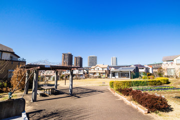 住宅街にある畑と公園