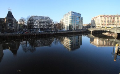 Fototapeta na wymiar Berlin-Mitte, Blick über die Spree an der Weidendammer Brücke