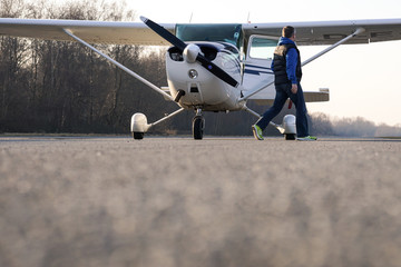 Pilot am Motorflugzeug