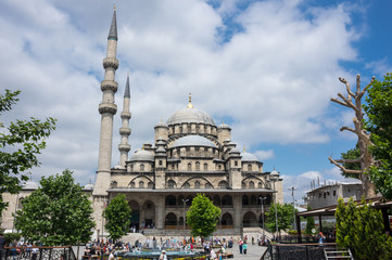 Fototapeta na wymiar The Yeni Cami ( New Mosque) in Istanbul, Turkey