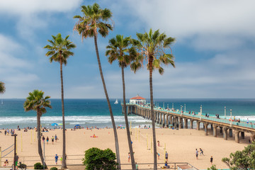 Naklejka premium Manhattan Beach i molo w ciągu dnia w południowej Kalifornii w Los Angeles.