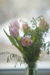 букет тюльпанов в вазе на окне 