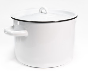 The white enameled pan