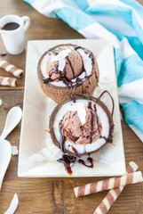 Schokoeis in Kokosnuss