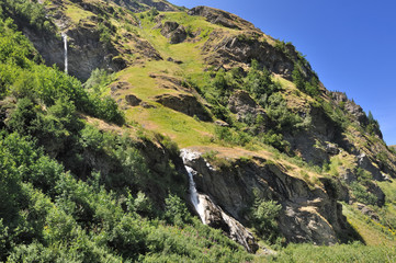 montagne et petites cascades dans les Alpes