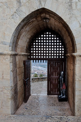Fototapeta na wymiar Puerta de entrada al castillo de Santa Catalina en Jaén, armadura en su interior