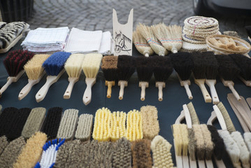 Verkaufsstand mit Besen und Bürsten aller Art