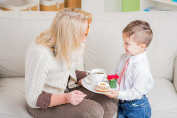kind serviert kaffee und kuchen zum muttertag