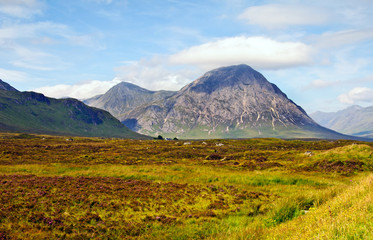 Fototapeta premium This impressive montain is otherwise known as the Shepherd of Glenco and is seen as you approach Glencoe from Rannoch Moor.
