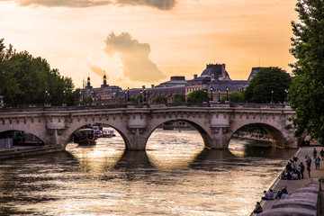 Sonnenuntergang mit Blick auf die Point Alexandre Brücke Paris