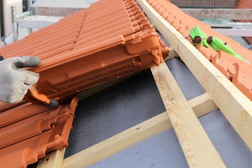 Ein Steildach wird neu eingedeckt