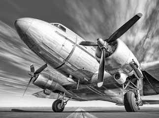 Fototapeta premium zabytkowy samolot na pasie startowym