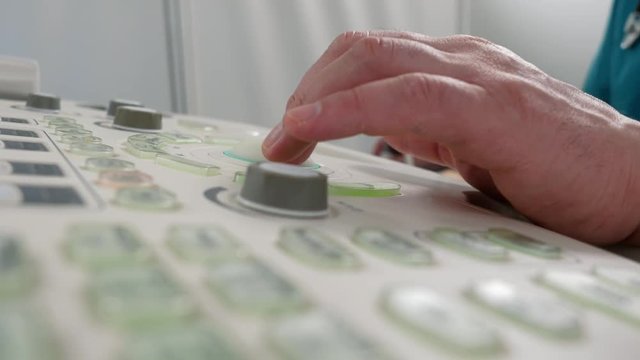 Doktor hand sets ultrasound machine