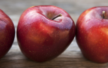 Fototapeta na wymiar pommes rouge en gros plan