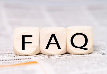 FAQ / Holzwürfel mit den Buchstaben FAQ