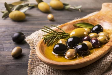 Fotobehang varietà di olive in primo piano © luigi giordano