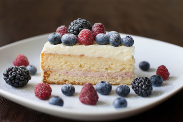 Pie with fresh berries