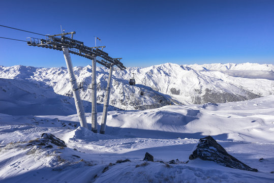 Skilift auf dem Berggipfel