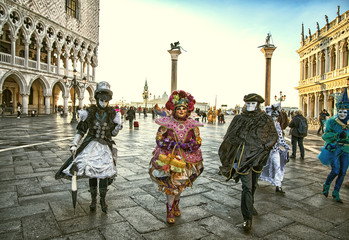 Obraz premium ludzie w maskach i kostiumach na weneckim karnawale