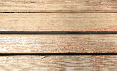 lackierte Holzleisten. Holz Textur einer witterungsbeständigen Parkbank im Sonnenlicht als Hintergrund