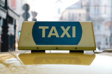 Taxi. Gelbes Taxi Schild auf Taxi Dach. Taxi Service