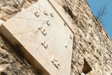 Vertikale Sonnenuhr. Mittelalterliche Vertikalsonnenuhr auf einer alten Burgsteinmauer.