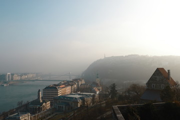 Aussicht über Budapest mit Donau. Ein osteuropäisches Stadtpanorama.