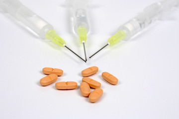 Spritzen und Tabletten