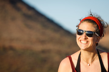 Junge Frau mit Sonnenbrille, Region Kunene