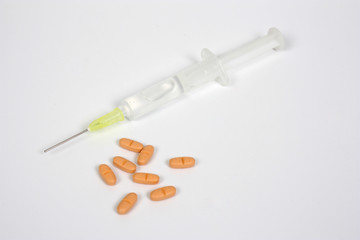 Fototapeta premium Spritze und Tabletten