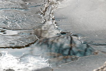 Dünne Eisschollen treiben auf Fluss und schmelzen. Ein zugefrorener Fluss im Winter Frühling mit Eis